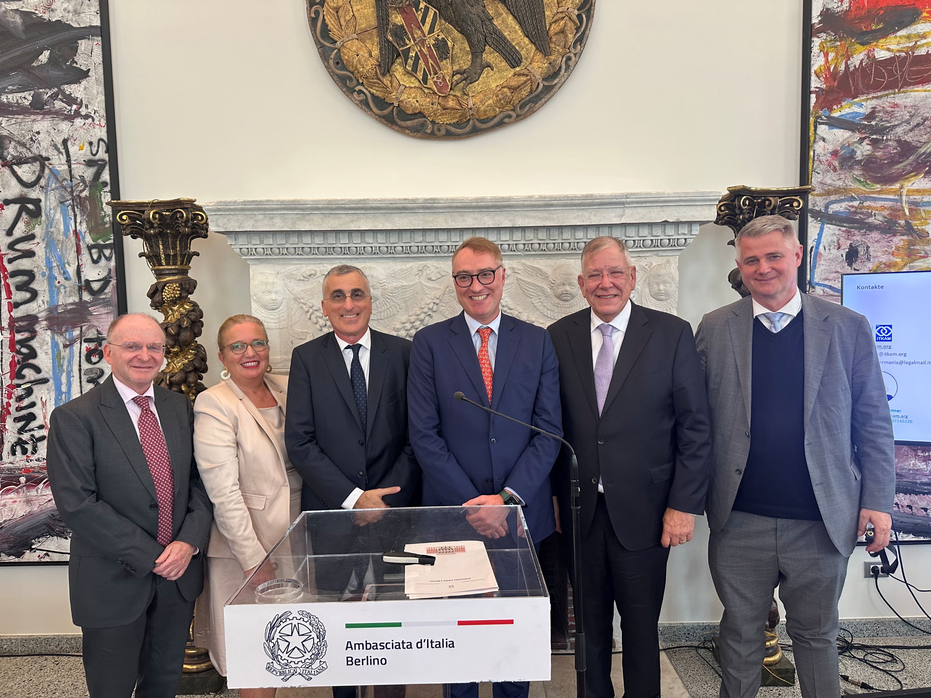 Zu Gast in der Italienischen Botschaft: Mitglieder und Vertreter des Bundeswirtschaftssenats beim Austausch über deutsch-italienische Wirtschaftsbeziehungen, europäische Industriepartnerschaften und resiliente Lieferketten | BERLINboxx